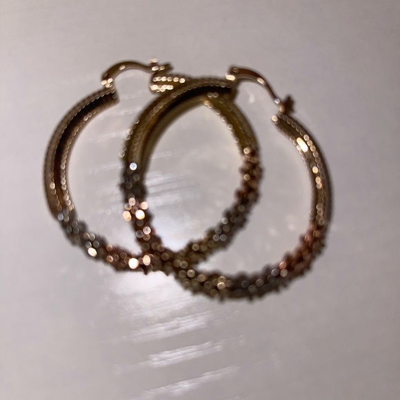 Tri color gold plated hoop earrings - Picture 3 of 4